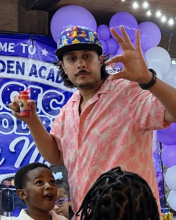 Om Jae twisting balloons for amazed kids